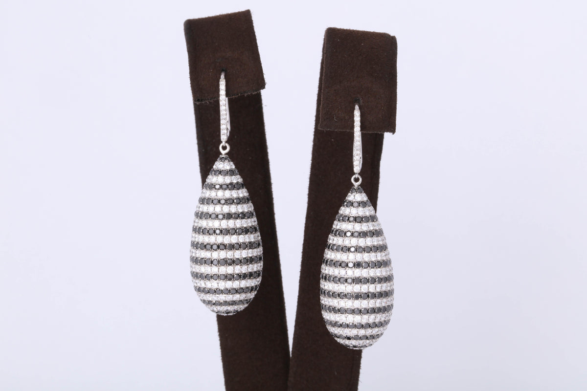 https://a.1stdibscdn.com/black-and-white-diamond-dangle-drop-earring-for-sale-picture-5/0/j_46389031532548000512/6R1A6402_master.jpg