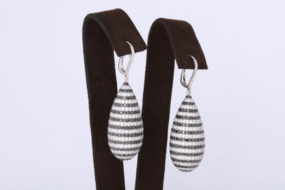 https://a.1stdibscdn.com/black-and-white-diamond-dangle-drop-earring-for-sale-picture-7/0/j_46389031532548004180/6R1A6405_master.jpg