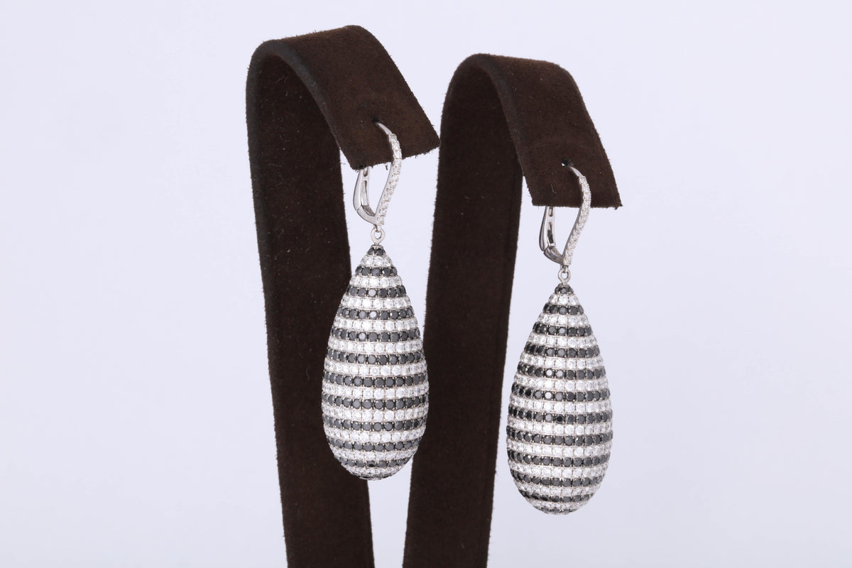 https://a.1stdibscdn.com/black-and-white-diamond-dangle-drop-earring-for-sale-picture-7/0/j_46389031532548004180/6R1A6405_master.jpg