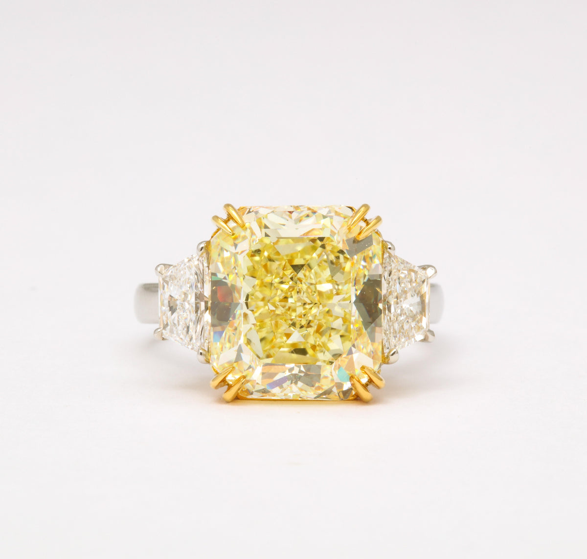 https://a.1stdibscdn.com/8-carat-fancy-yellow-diamond-ring-for-sale-picture-6/j_415/j_154957721650390973094/6R1A6639_master.jpg