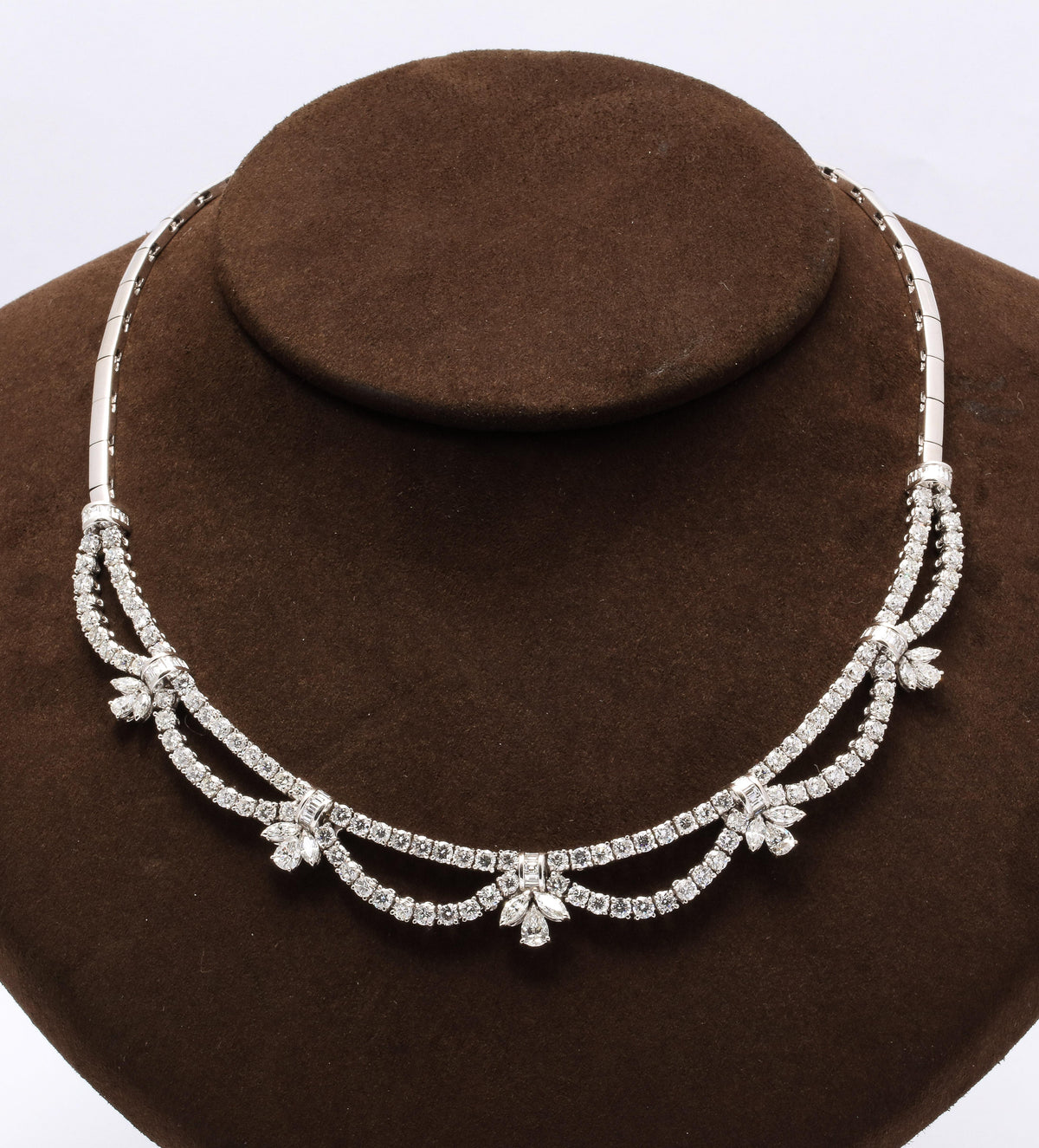 https://a.1stdibscdn.com/diamond-necklace-for-sale-picture-8/j_415/1612551869998/6R1A6898_master.jpg