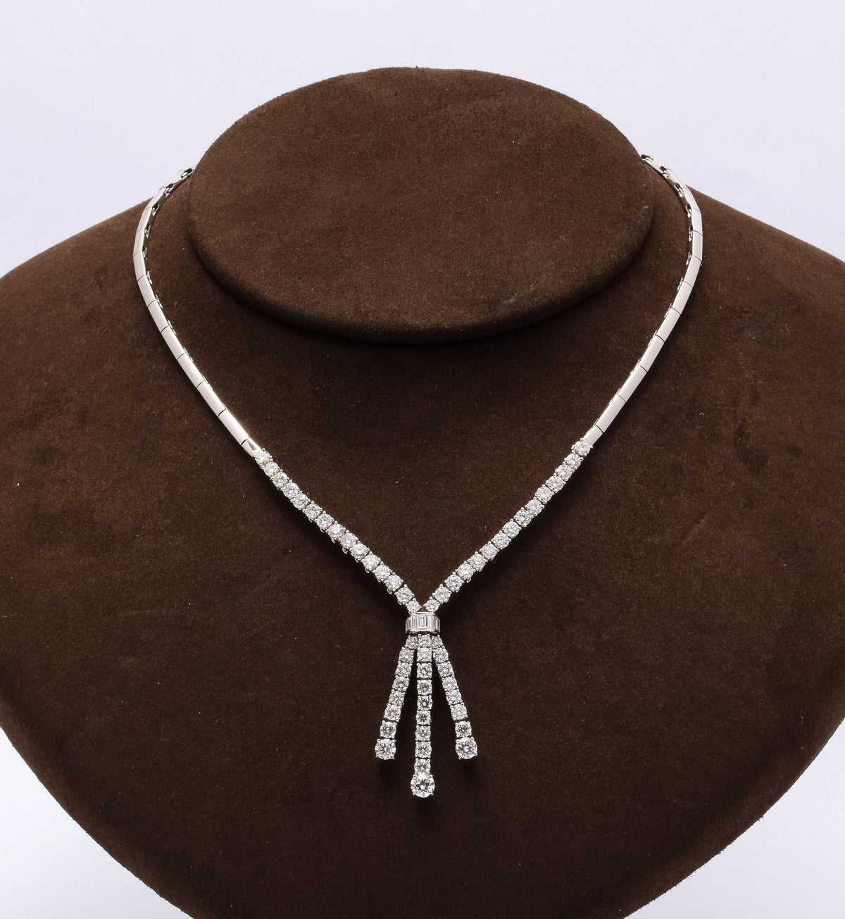 https://a.1stdibscdn.com/diamond-drop-necklace-for-sale-picture-8/j_415/1612551959041/6R1A6911_master.jpg