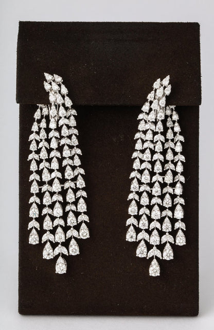https://a.1stdibscdn.com/diamond-dangle-chandelier-front-back-earrings-for-sale-picture-2/j_415/1607532372118/6R1A7385_master.jpg?width=768