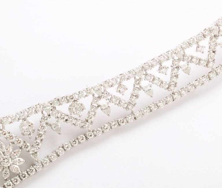 18k White Gold Intense Green Emerald and Diamond Choker