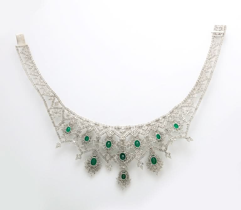 https://a.1stdibscdn.com/emerald-and-diamond-choker-necklace-for-sale-picture-4/j_415/j_183831221675869509694/6R1A7837_master.jpg?width=768