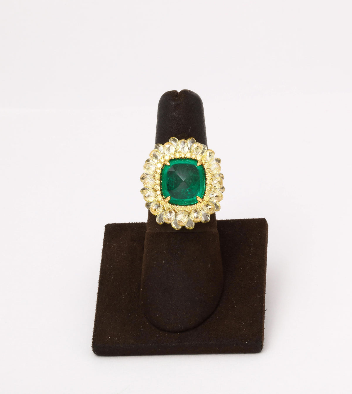 https://a.1stdibscdn.com/5-carat-sugarloaf-cabochon-emerald-and-yellow-diamond-ring-for-sale-picture-3/j_415/j_202926121694024693697/6R1A8711_master.jpg