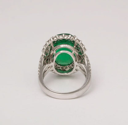 https://a.1stdibscdn.com/9-carat-vivid-green-emerald-and-diamond-ring-for-sale-picture-3/j_415/j_202926821694024997471/6R1A8720_master.jpg?width=768