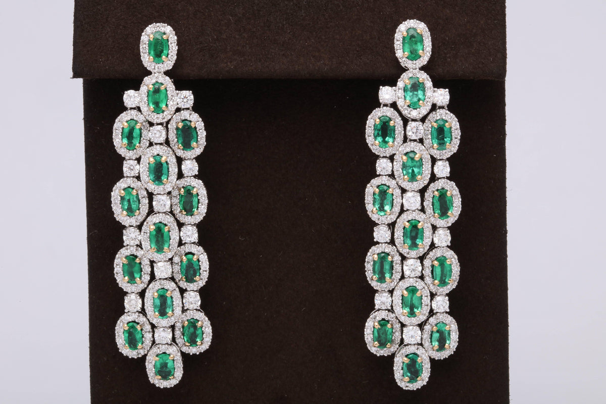 https://a.1stdibscdn.com/green-emerald-chandelier-earrings-for-sale-picture-3/0/j_42665231525894030074/6R1A9331_master.jpg