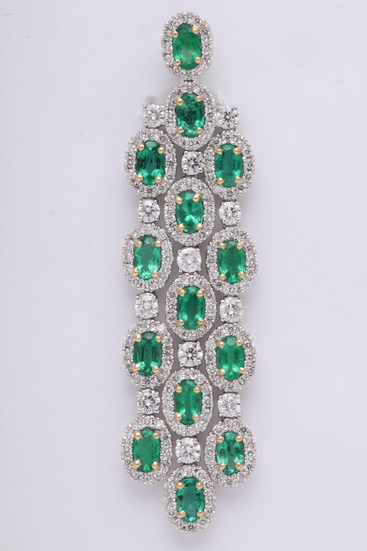 https://a.1stdibscdn.com/green-emerald-chandelier-earrings-for-sale-picture-5/0/j_42665231525894035029/6R1A9335_master.jpg