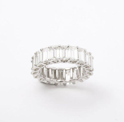 https://a.1stdibscdn.com/emerald-cut-diamond-eternity-band-for-sale-picture-5/j_415/j_168334821661871437535/6R1A9406_master.jpg?width=768