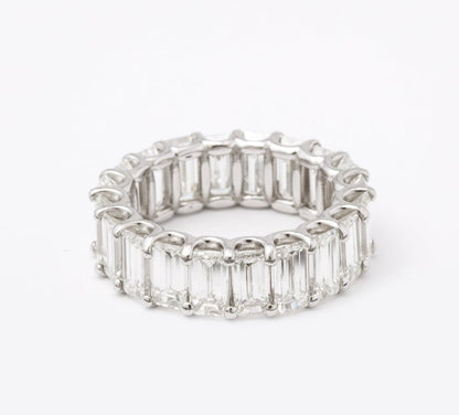 https://a.1stdibscdn.com/emerald-cut-diamond-eternity-band-for-sale-picture-9/j_415/j_168334821661871441257/6R1A9417_master.jpg?width=768