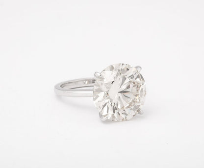 https://a.1stdibscdn.com/11-carat-round-diamond-engagement-ring-for-sale-picture-5/j_415/j_165034421658770700097/6R1A9534_master.jpg?width=768
