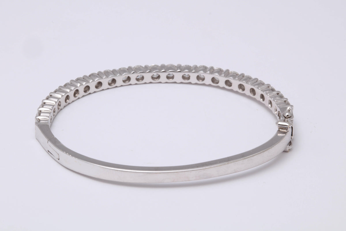 Elegant 4.30ct Round Brilliant Diamond Bangle in 18k White Gold