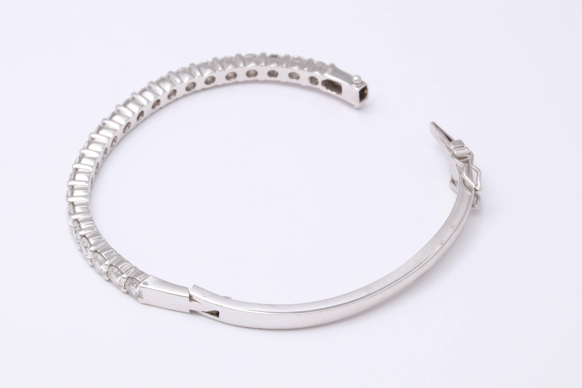 Elegant 4.30ct Round Brilliant Diamond Bangle in 18k White Gold