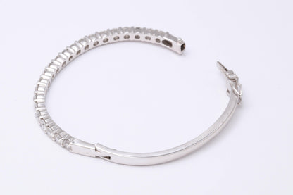 Elegant 4.30ct Round Brilliant Diamond Bangle in 18k White Gold