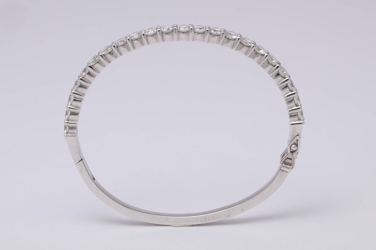 Elegant 4.30ct Round Brilliant Diamond Bangle in 18k White Gold
