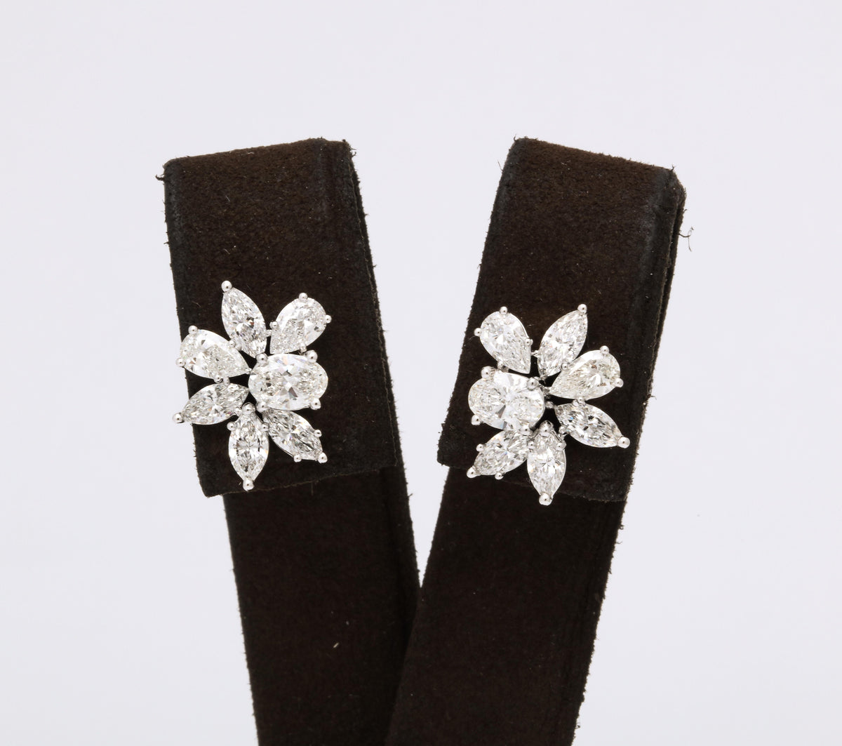 https://a.1stdibscdn.com/diamond-cluster-earrings-for-sale-picture-4/j_415/j_141445021639062293249/6R1A9894_master.jpg