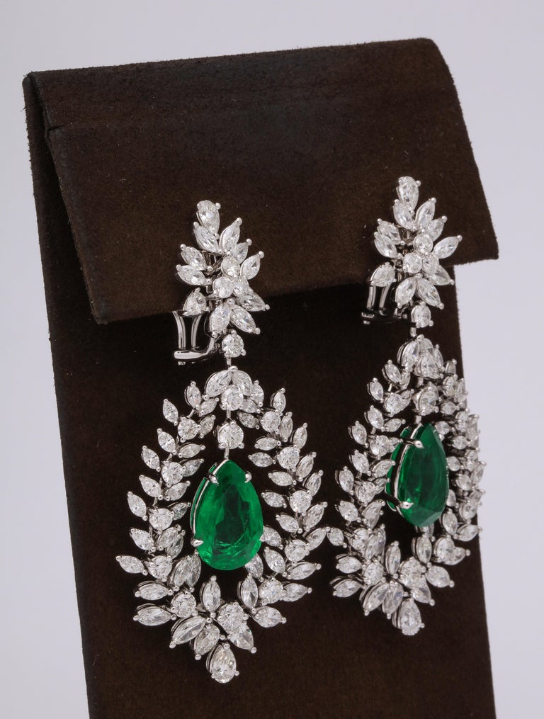https://a.1stdibscdn.com/emerald-and-diamond-drop-earrings-for-sale-picture-3/j_415/1603302067091/6R1A9933_master.jpg?width=768