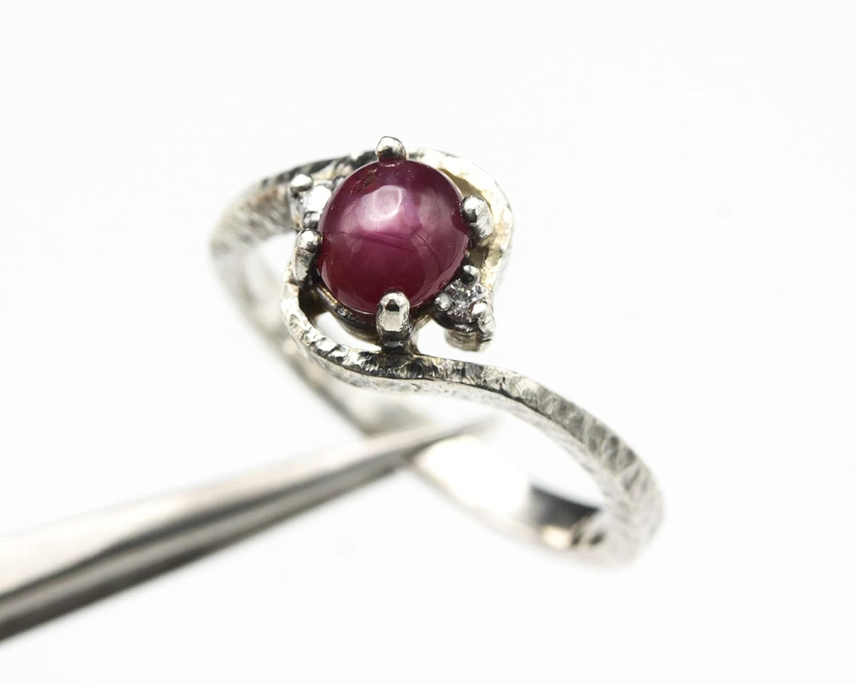 Oval Cabochon Star Ruby Ring in Prongs Setting and Diamonds Side Set with Sterling Silver Texture Band
