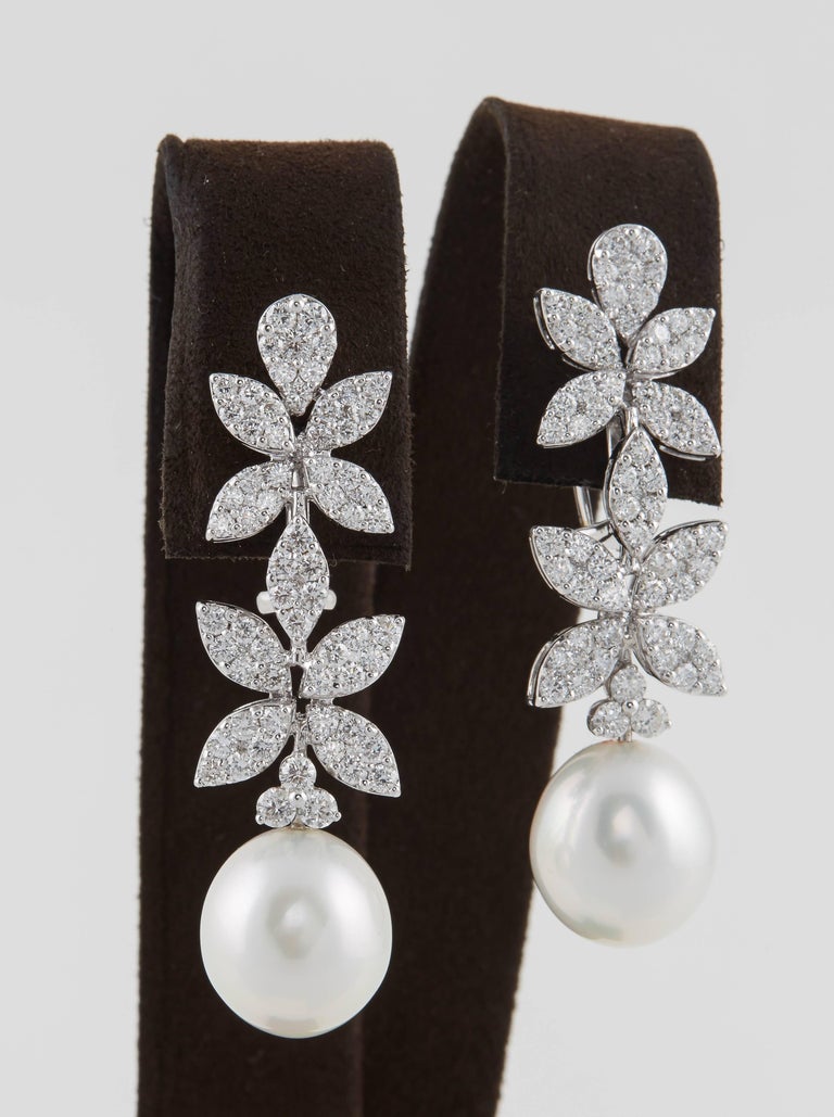 https://a.1stdibscdn.com/classic-diamond-pearl-white-gold-drop-earrings-for-sale-picture-3/j_415/j_112628721610379773894/781A0764_master.jpg?width=768