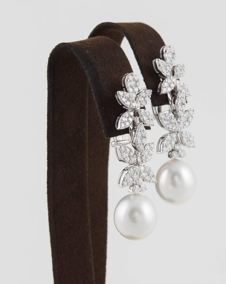https://a.1stdibscdn.com/classic-diamond-pearl-white-gold-drop-earrings-for-sale-picture-5/j_415/j_112628721610379775043/781A0766_master.jpg?width=768
