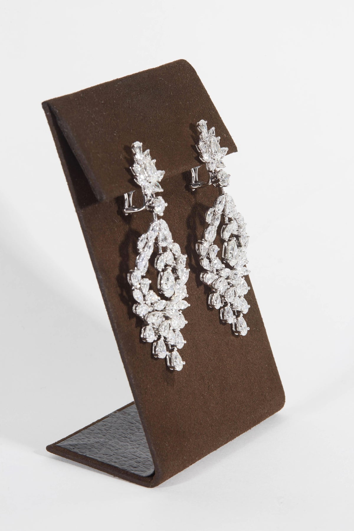 https://a.1stdibscdn.com/diamond-drop-earrings-for-sale-picture-5/j_415/j_166265021659716219182/781A6897_master.jpg