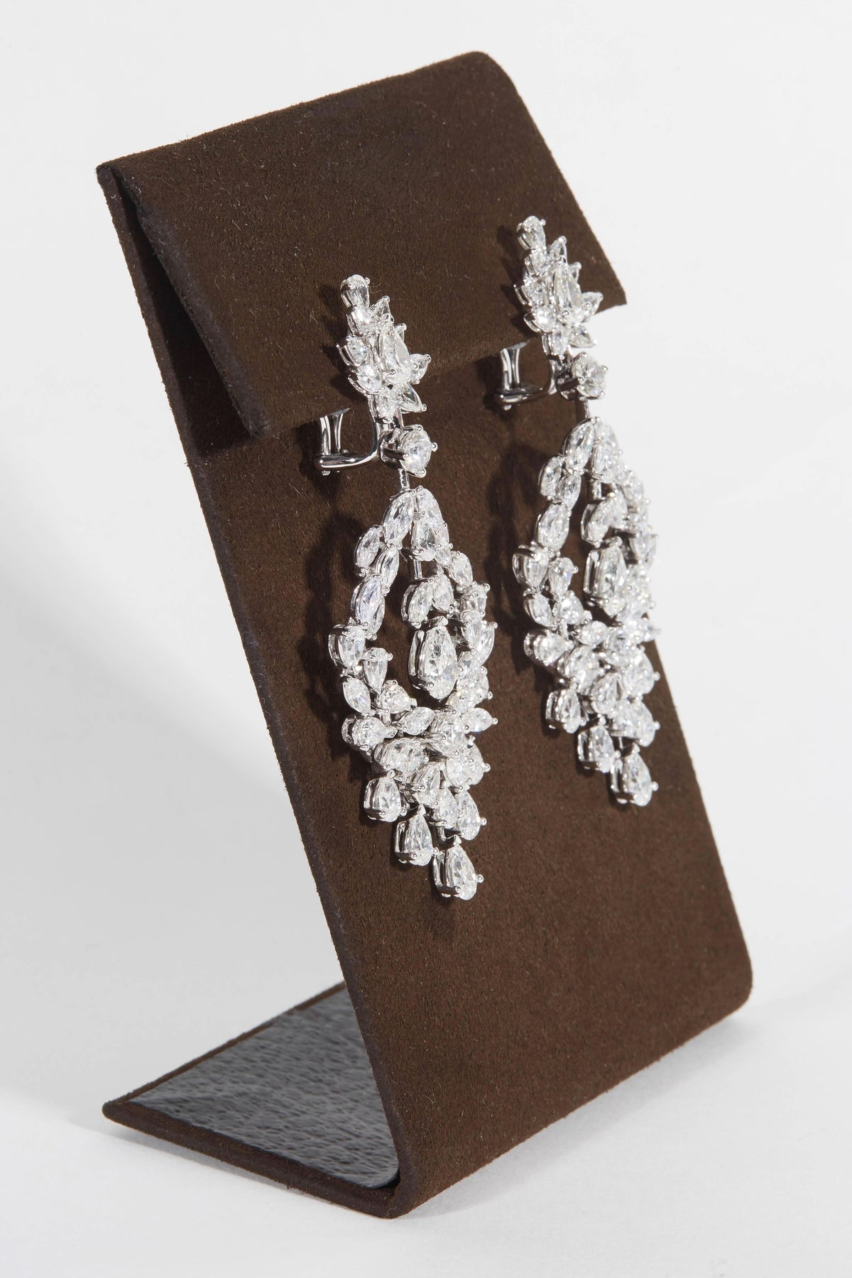 https://a.1stdibscdn.com/diamond-drop-earrings-for-sale-picture-3/j_415/j_166265021659716218190/781A6887_foc2_master.jpg