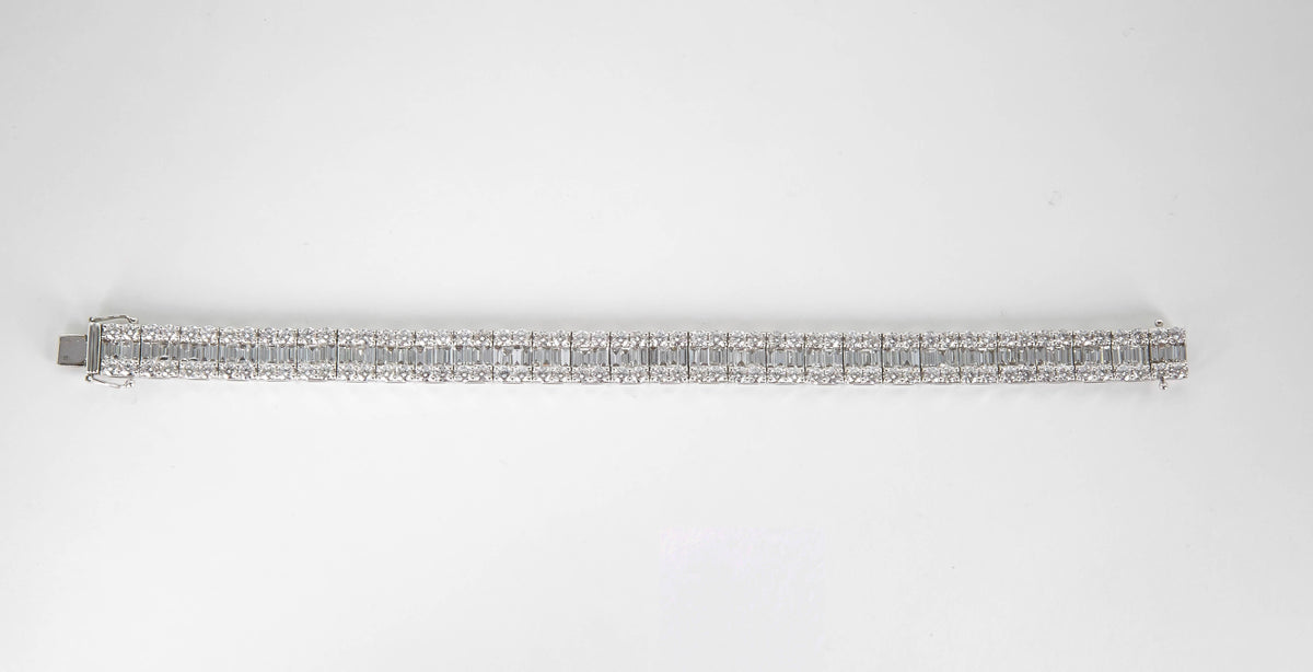 Stunning 18k White Gold 15.79ct Baguette and Round Diamond Bracelet