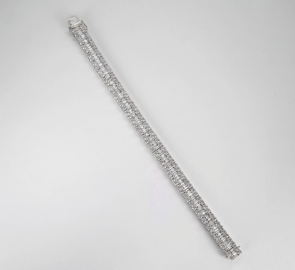 Stunning 18k White Gold 15.79ct Baguette and Round Diamond Bracelet