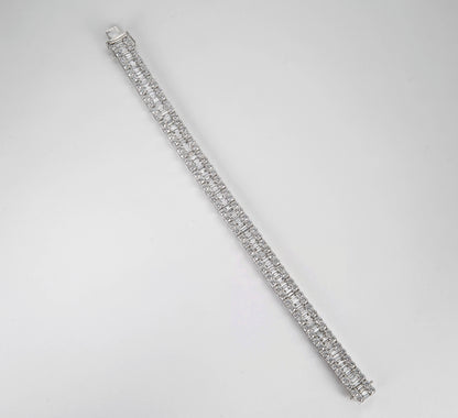 Stunning 18k White Gold 15.79ct Baguette and Round Diamond Bracelet