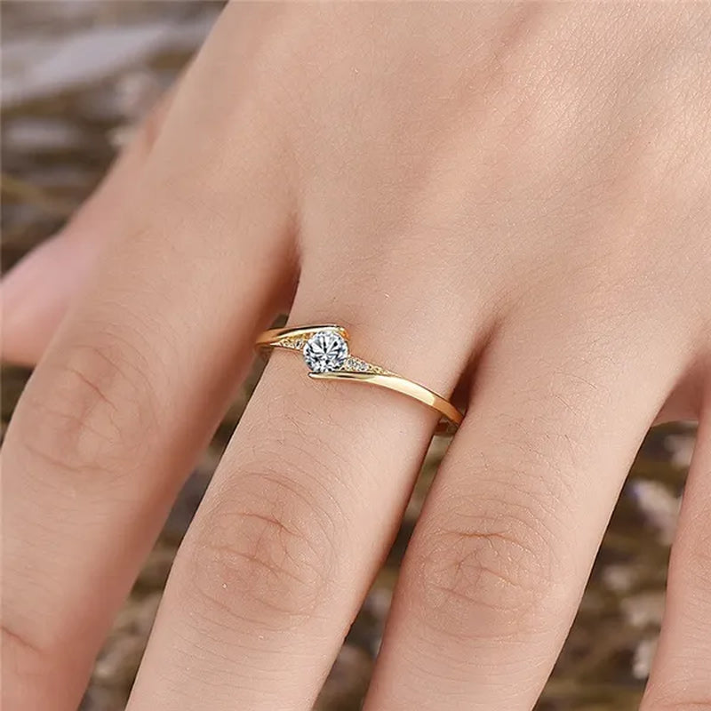 Fashion Gold Plated Round Cut 1ct White Sapphire Diamond Solitaire Rings for Unisex Personality Wedding Engagement Jewelry Gift Size 4-12