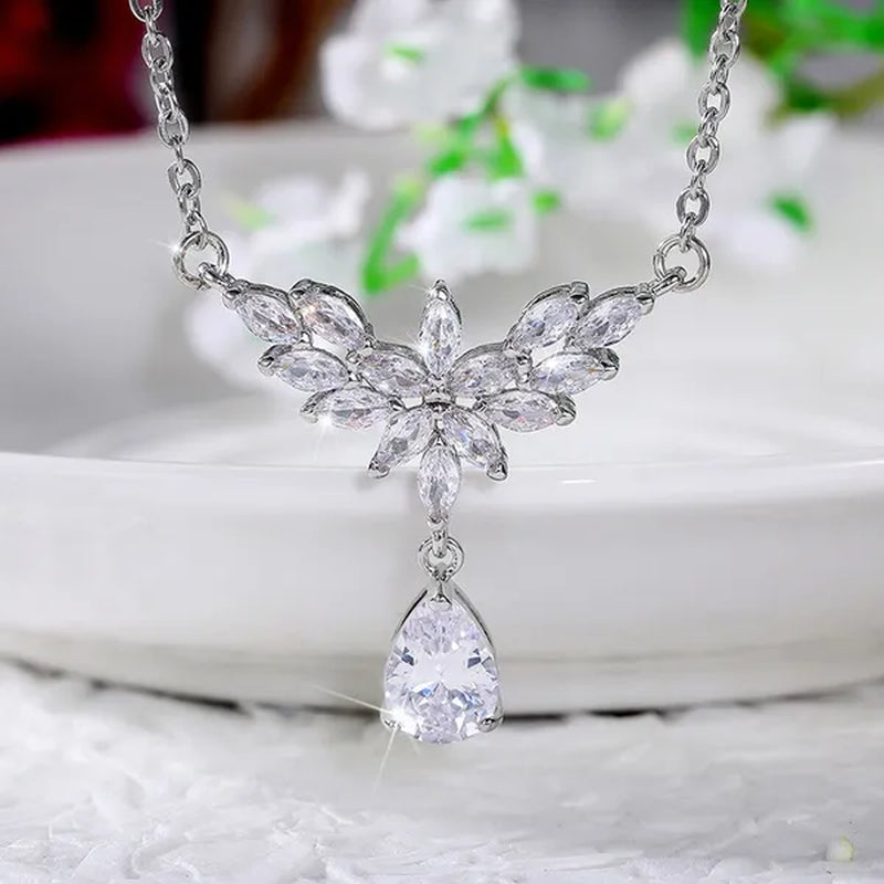 Luxury Gorgeous Silver Plated Engagement Wedding Teardrop Pendant Necklace Moissanite Lab Diamond Charm Necklace for Women Romantic Bridal Neckalce Banquet Jewelry Gift