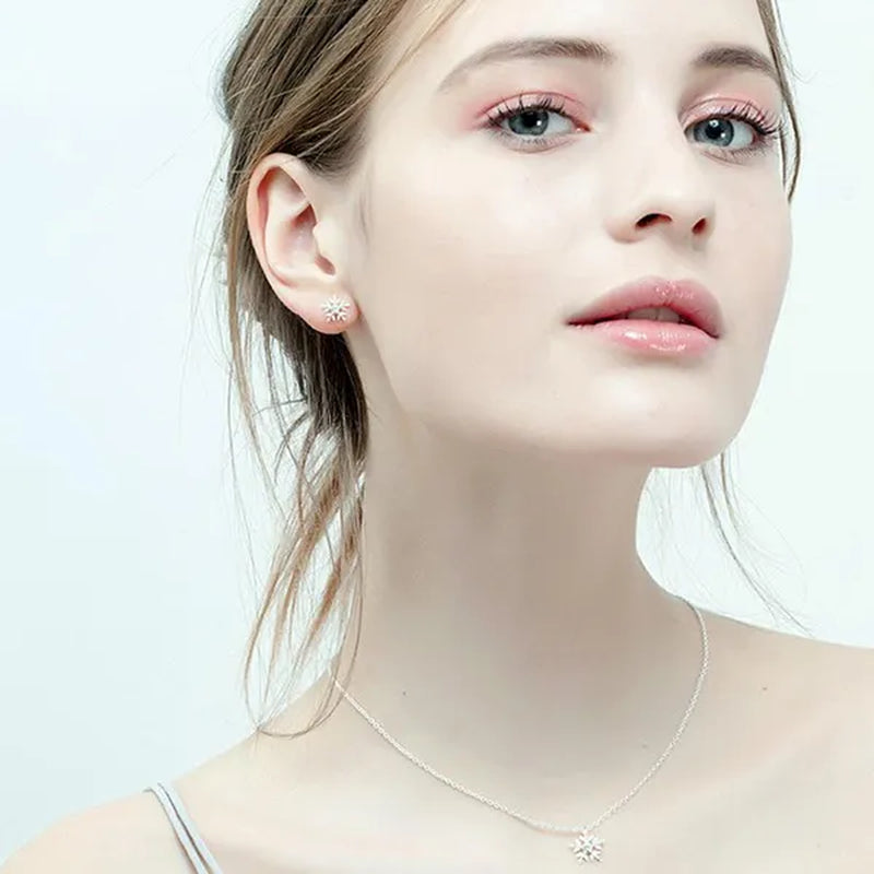 Exquisite Silver Plated Diamond White Snowflake Elegant Ladies Stud Earrings for Women Fashion Sterling Silver Earrings Jewelry