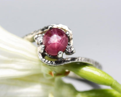 Oval Cabochon Star Ruby Ring in Prongs Setting and Diamonds Side Set with Sterling Silver Texture Band