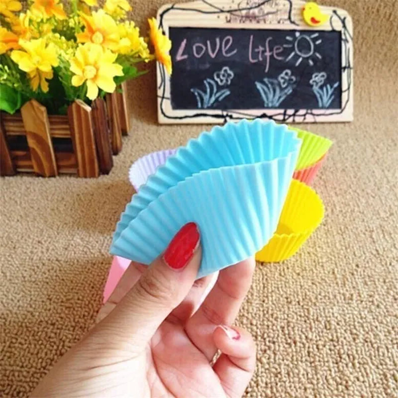 12PCS silicone muffin cups, silicone molds in the form of baking cups for kitchen baking tools, cakes and muffin pans (random color)