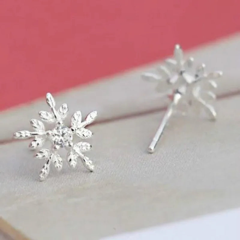 Exquisite Silver Plated Diamond White Snowflake Elegant Ladies Stud Earrings for Women Fashion Sterling Silver Earrings Jewelry