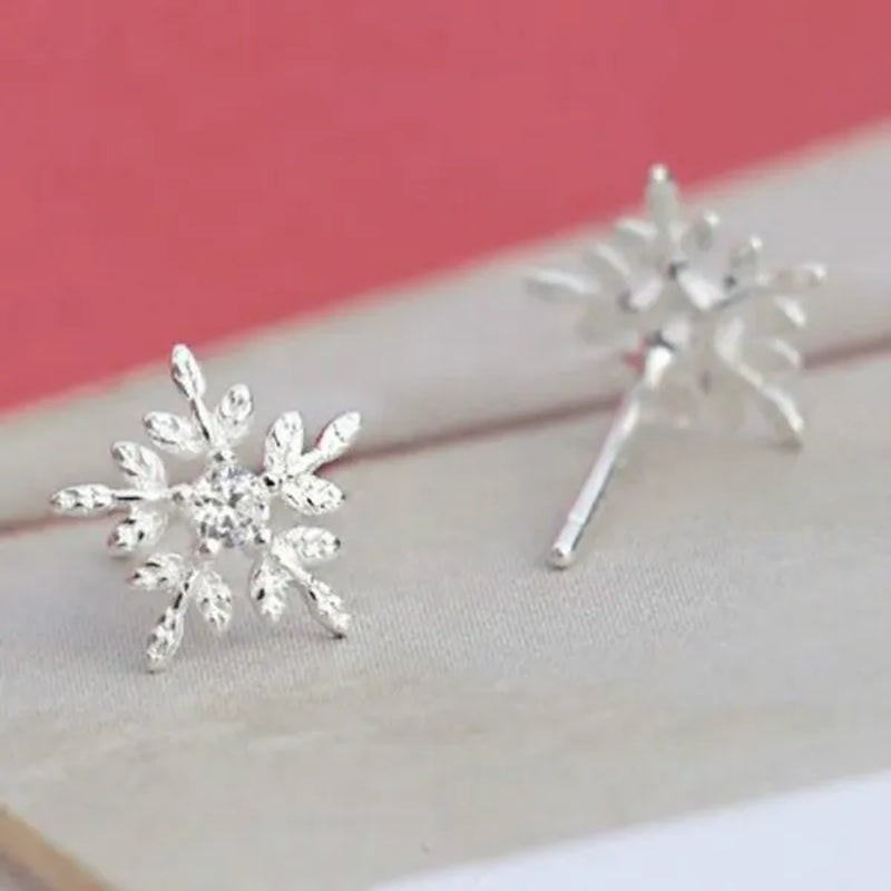 Exquisite 925 Sterling Silver Diamond White Snowflake Elegant Ladies Stud Earrings for Women Fashion Sterling Silver Earrings Jewelry