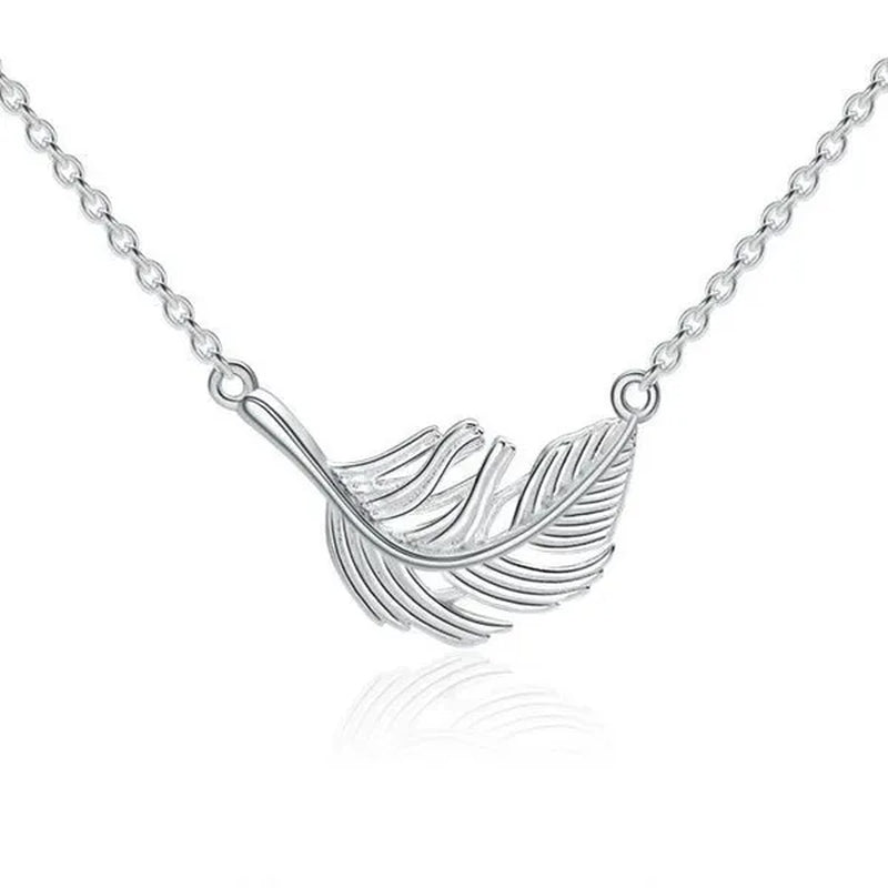 Majesty Diamonds MDS170385 Leaf Fancy Pendant Necklace in .925 Sterling Silver