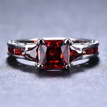 Exquisite Elegant Shiny Red Garnet Ring Fashion Jewelry 925 Sterling Silver Rings Wedding Band Ruby Rings for Women Christmas Gift