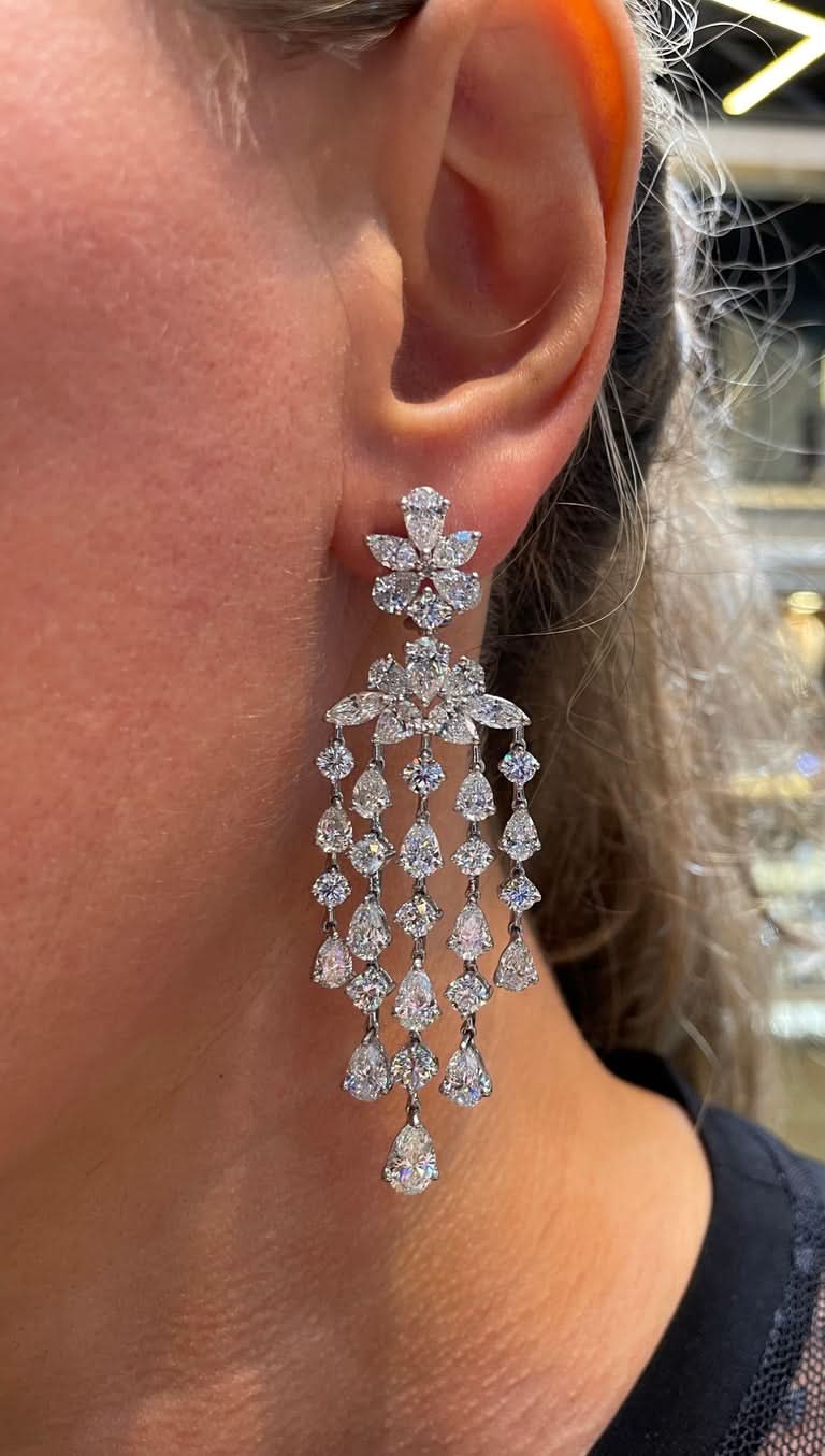 https://a.1stdibscdn.com/diamond-chandelier-dangle-earrings-for-sale-picture-5/j_415/j_167934221661438286385/6R1A5059_master.jpg?width=768