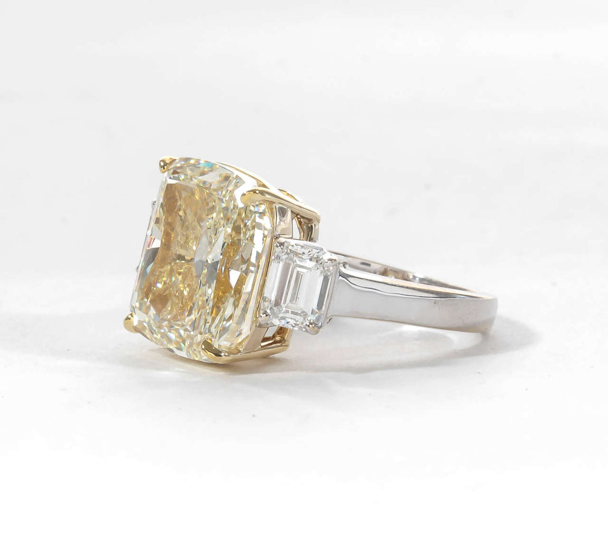 https://a.1stdibscdn.com/archivesE/jewelry/1stdibs/101614/DiamondScene_CC_DM//04/IMG_1963.jpg