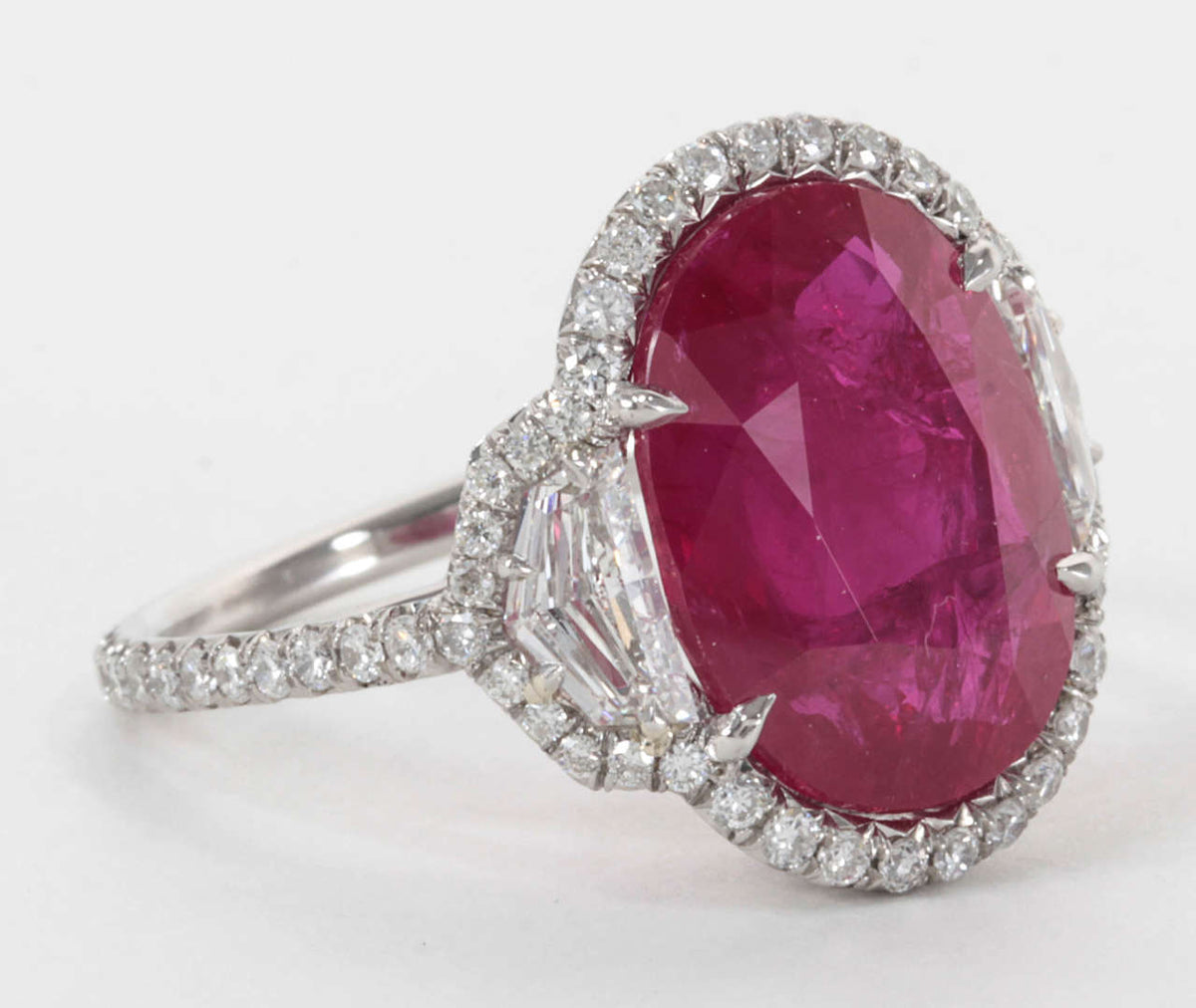 https://a.1stdibscdn.com/archivesE/jewelry/1stdibs/071714/DiamondScene_CC_DM//01/IMG_8490.jpg