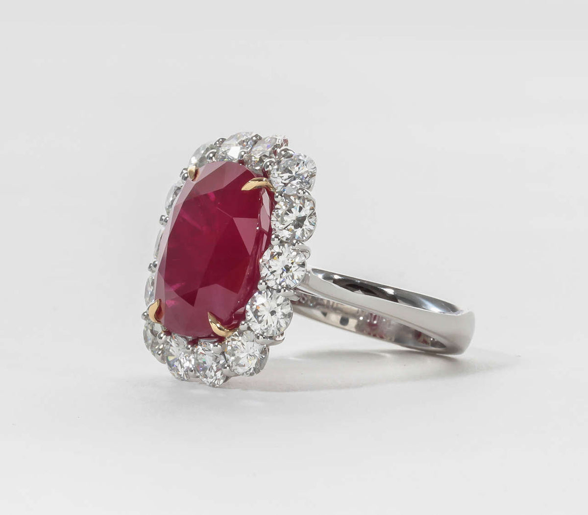 https://a.1stdibscdn.com/archivesE/jewelry/1stdibs/101614/DiamondScene_CC_DM//05/IMG_1971.jpg
