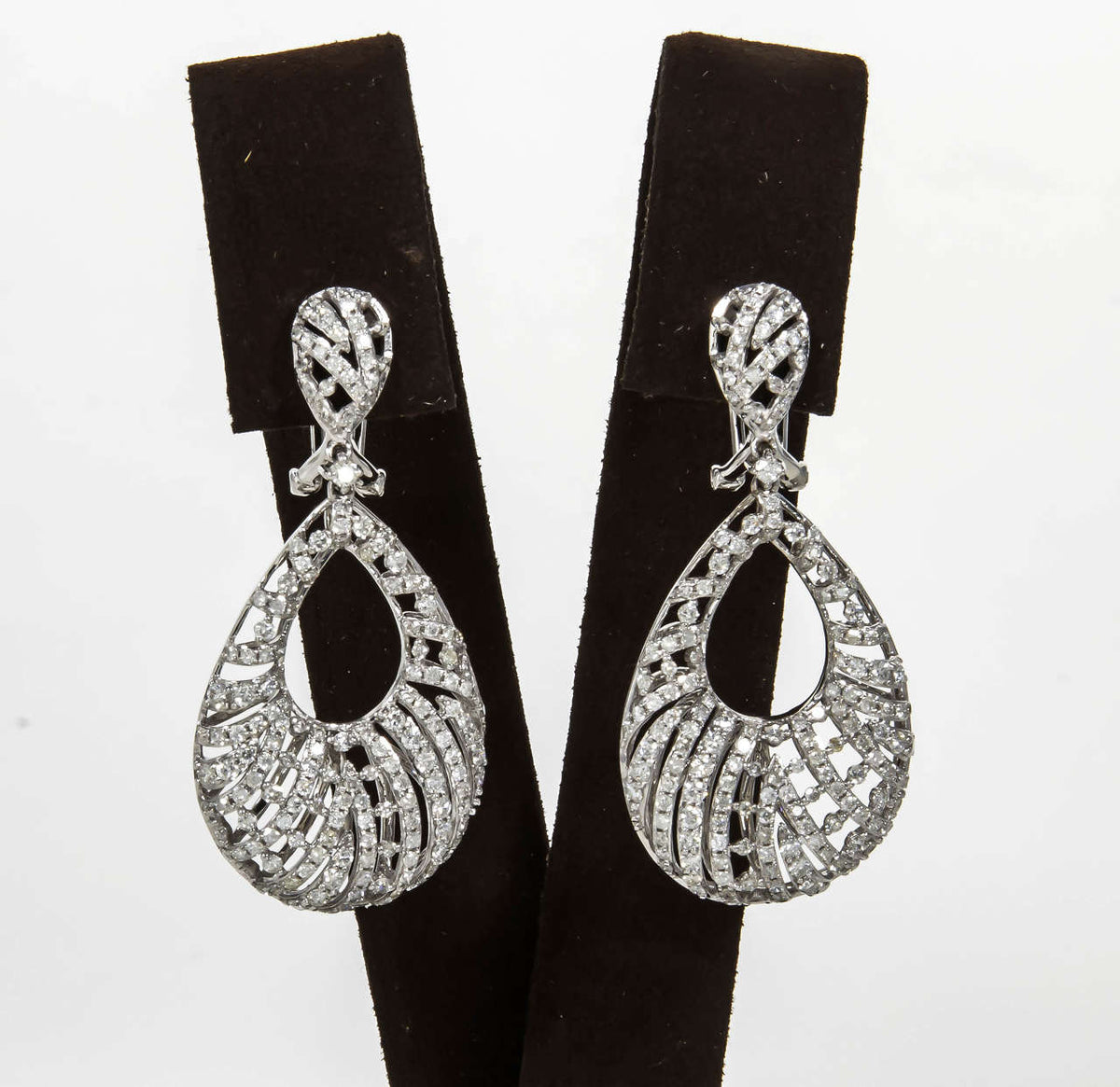 https://a.1stdibscdn.com/archivesE/jewelry/1stdibs/061115/DiamondScene_JWL_CC_DM//10/IMG_5615.jpg