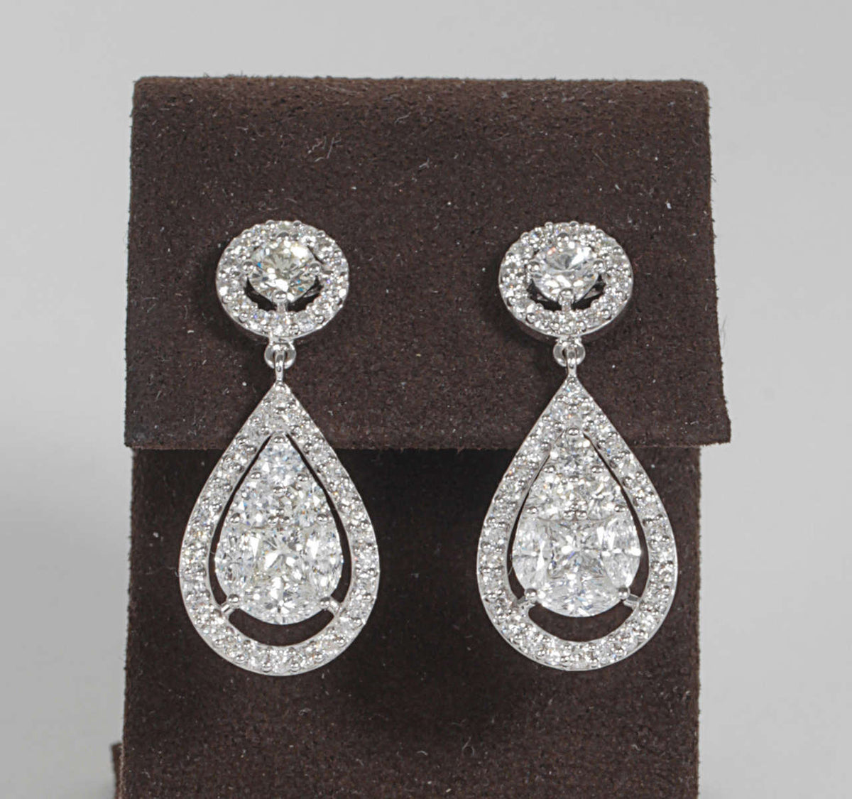https://a.1stdibscdn.com/archivesE/jewelry/1stdibs/061614/DiamondScene_CC_DM//05/IMG_7446.jpg