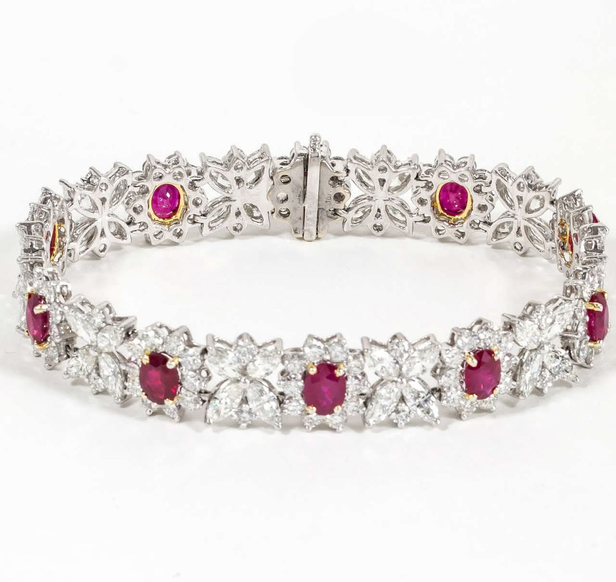 https://a.1stdibscdn.com/archivesE/jewelry/1stdibs/120814/DiamondScene_CC_DM//07/B.jpg