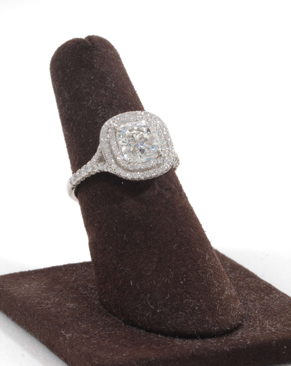 https://a.1stdibscdn.com/archivesE/jewelry/1stdibs/091214/DiamondScene_CC_DM//03/IMG_0516.jpg