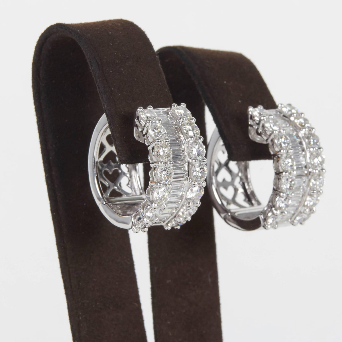 https://a.1stdibscdn.com/round-and-baguette-diamond-gold-huggie-hoop-earrings-for-sale-picture-5/j_415/j_108071121605212597355/IMG_1552_master.jpg