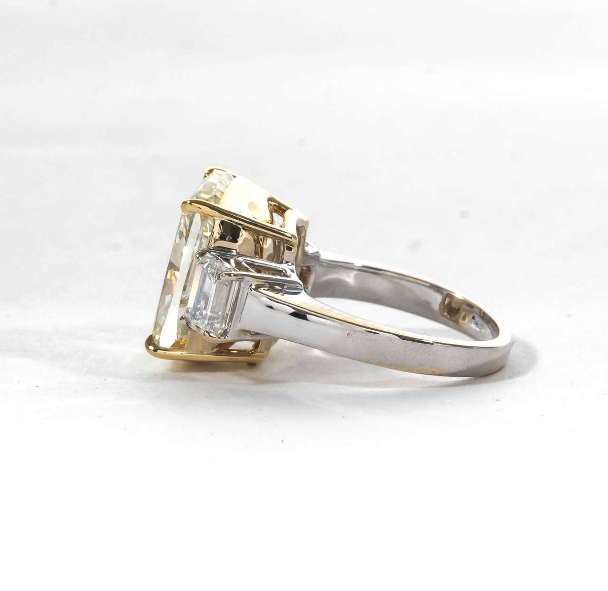 https://a.1stdibscdn.com/archivesE/jewelry/1stdibs/101614/DiamondScene_CC_DM//04/IMG_1965.jpg
