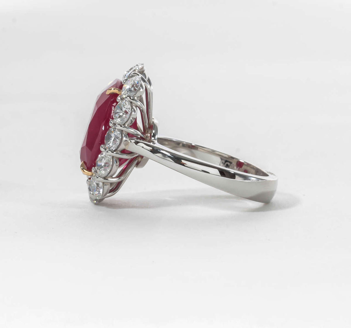 https://a.1stdibscdn.com/archivesE/jewelry/1stdibs/101614/DiamondScene_CC_DM//05/IMG_1973.jpg